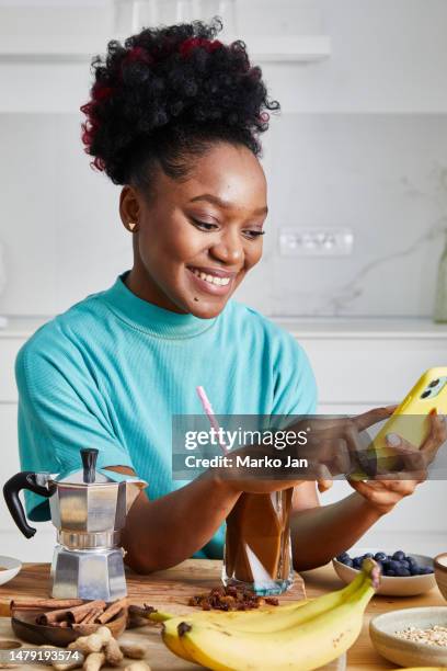 menina jovem feliz usando o telefone inteligente para compras on-line - nutritionist - fotografias e filmes do acervo