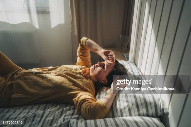 the depression woman sit on the floor - agotamiento fotografías e imágenes de stock