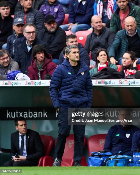 Head coach Ernesto Valverde of Athletic Club looks on during the LaLiga Santander match between Athletic Club and Getafe CF at San Mames Stadium on...