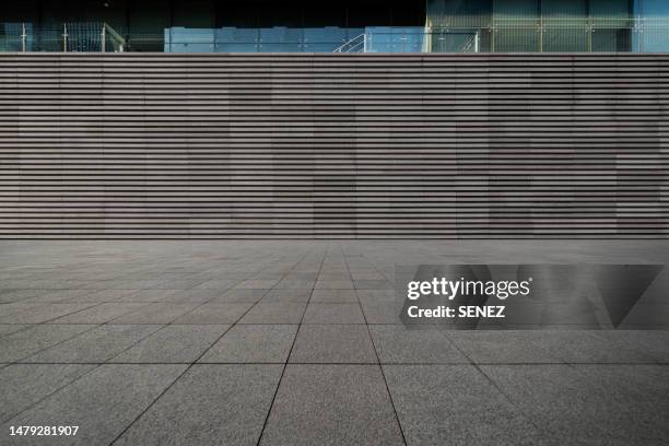 empty studio background - befestigungsmauer stock-fotos und bilder