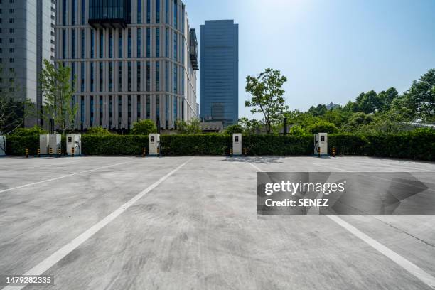 electric car charging station - parking space imagens e fotografias de stock