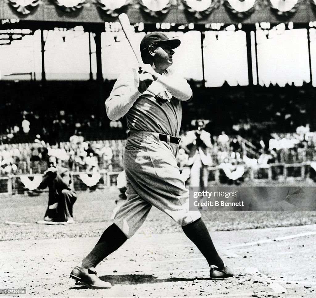 Babe Ruth of the New York Yankees swings at a pitch circa 1920. News ...