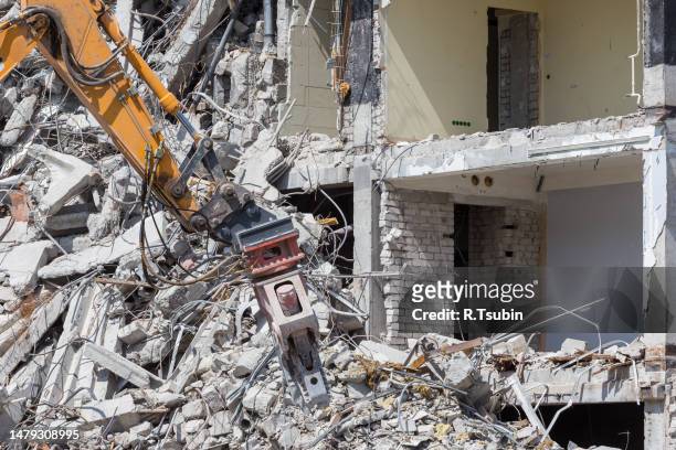 demolition crane dismantling a building - demolition film 2015 stock-fotos und bilder