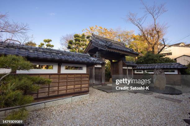 ingresso della casa tradizionale giapponese - prefettura di kanagawa foto e immagini stock