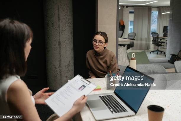 tener una entrevista de trabajo - interview fotografías e imágenes de stock