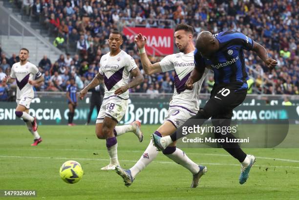 Romelu Lukaku of FC Internazionale competes for the ball with Gaetano Castrovilli of ACF Fiorentina during the Serie A match between FC...