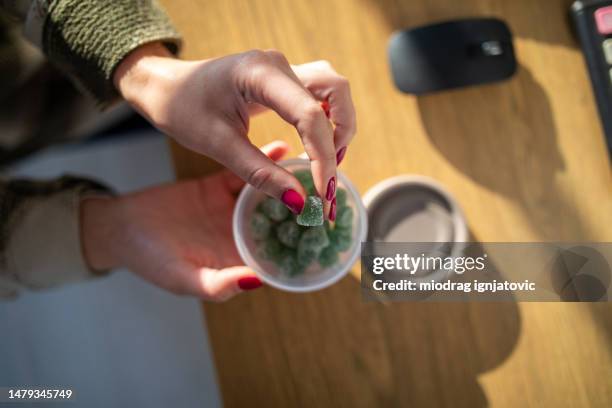 gummibärchen-süßigkeiten-snack - bonbon stock-fotos und bilder