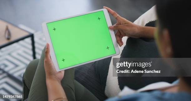 tablet-mockup, green screen und frau zu hause von werbefläche, netzwerk-app oder tracking. digitale technologie, mock-up und weibliche in-house-download-multimedia-, e-book- oder website-plattform in kürze verfügbar - ipad green screen stock-fotos und bilder