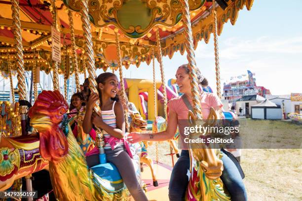 quality time with mum - sweet bizarre vintage rides imagens e fotografias de stock