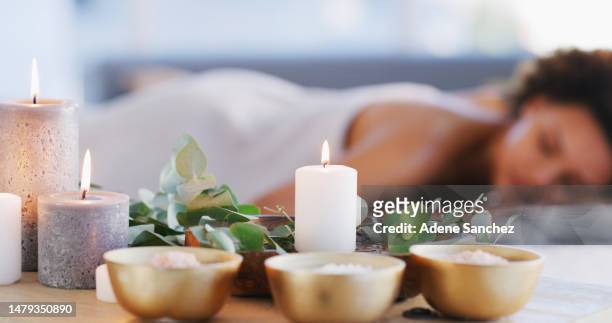 relax, spa y mujer zen con velas para la belleza, la fisioterapia o el cuidado de la piel. cliente femenina en mesa con vela en sala ambiente para cosméticos o tratamientos de lujo para piel, salud y bienestar - masaje fotografías e imágenes de stock