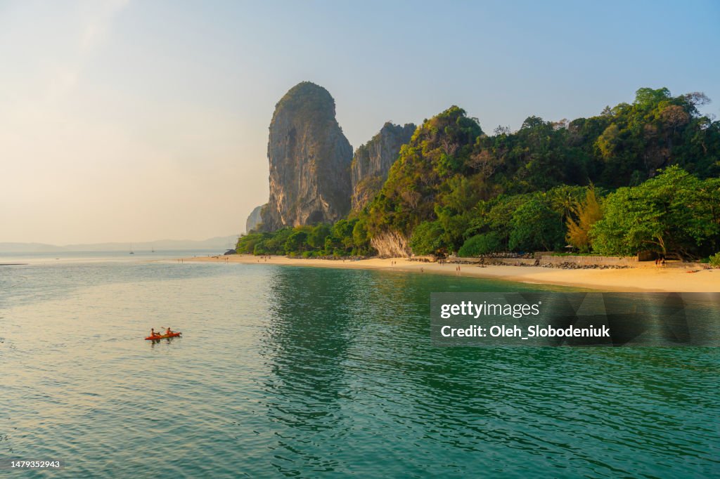 Kayak di mare vicino all'idilliaca spiaggia di Railey a Krabi