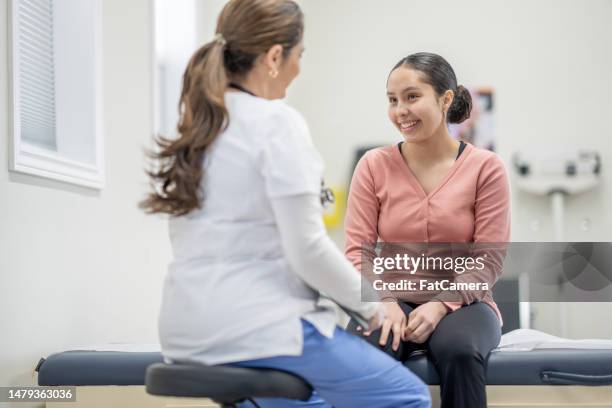 adolescente en un chequeo - teen and doctor fotografías e imágenes de stock