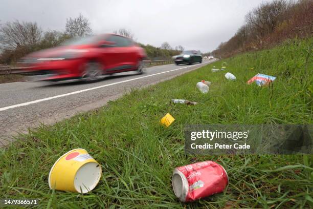rubbish littering grass verge - borde de la carretera fotografías e imágenes de stock