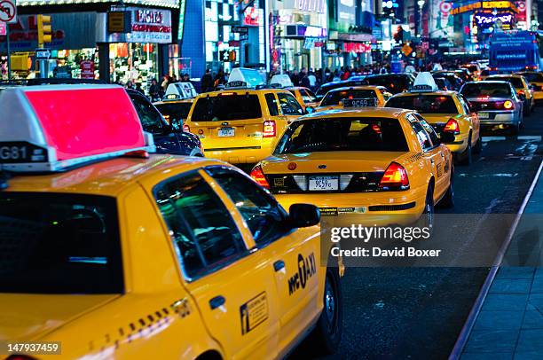 traffic in times square - taxi jaune photos et images de collection