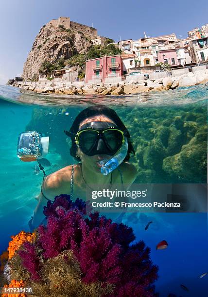 young girl swimming underwater - scuba diving girl 個照片及圖片檔