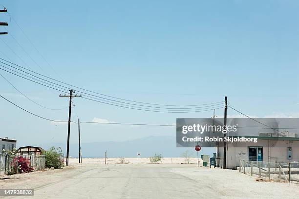 road with a stop sign - ボンベイビーチ ストックフォトと画像