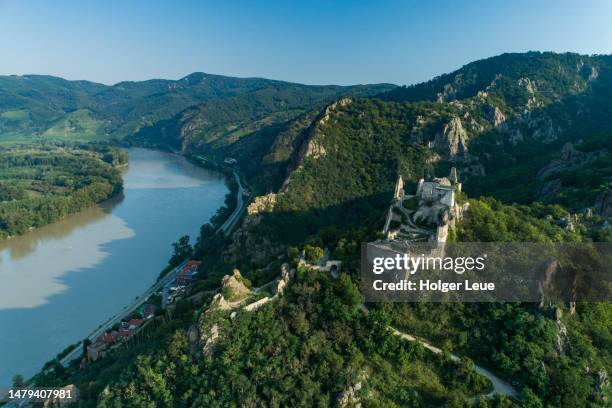 aerial of burgruine dürnstein castle ruins and the danube river - dürnstein stockfoto's en -beelden