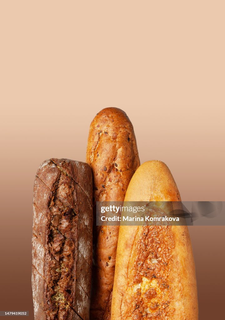Weizen- und Roggenmehlbrot mit Knoblauch auf beigefarbenem Hintergrund, Leerzeichen kopieren