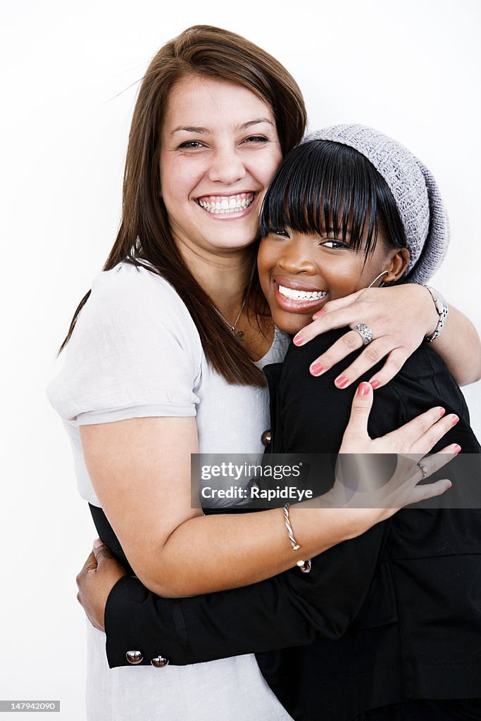 Melhores amigos para sempre! Duas mulheres jovens abraçar e sorrir