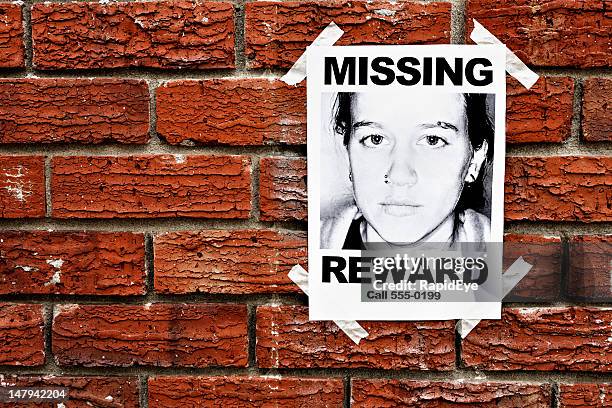 &quot;missing&quot; poster of teenage girl taped to red brick wall - kidnapping stockfoto's en -beelden