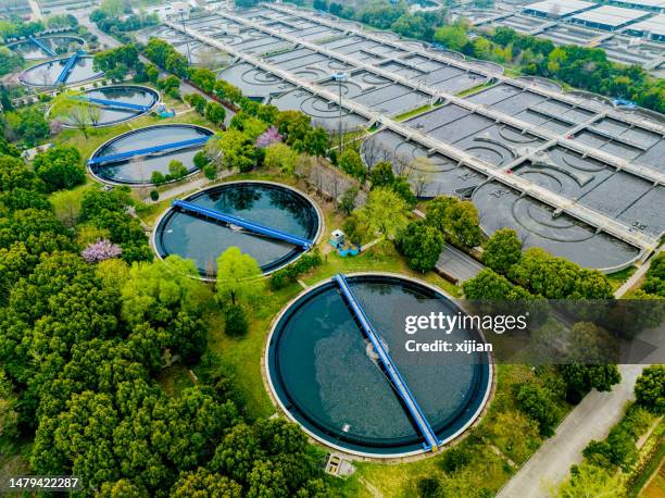 vista aérea de la planta de tratamiento de aguas residuales - limoso fotografías e imágenes de stock