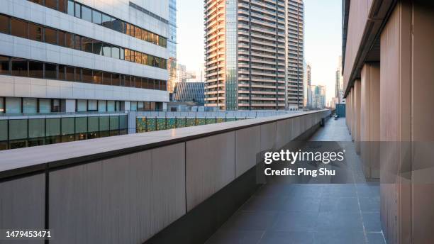 corridor between urban office buildings - 北京 stockfoto's en -beelden