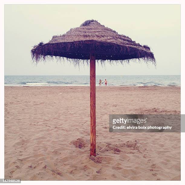 sombrilla/ umbrella - sombrilla de playa stockfoto's en -beelden