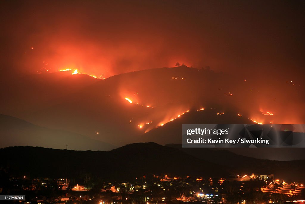 Wildfire in San Diego roars up and down mountain