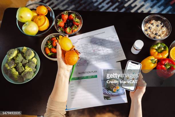 un concepto de nutrición equilibrada en la vida cotidiana - meal plan fotografías e imágenes de stock