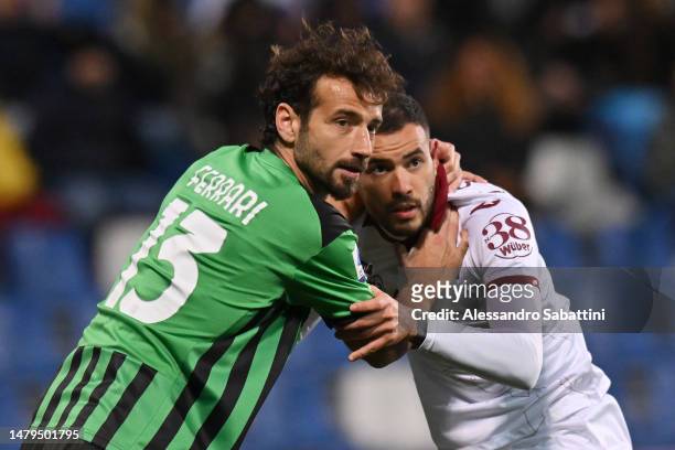 Gian Marco Ferrari of US Sassuolo holds Antonio Sanabria of Torino FC during the Serie A match between US Sassuolo and Torino FC at Mapei Stadium -...
