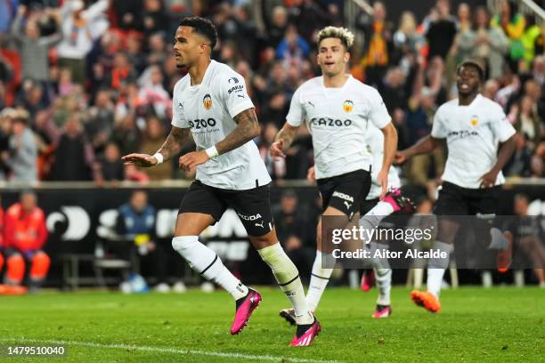 Justin Kluivert of Valencia CF celebrates the team's first goal during the LaLiga Santander match between Valencia CF and Rayo Vallecano at Estadio...
