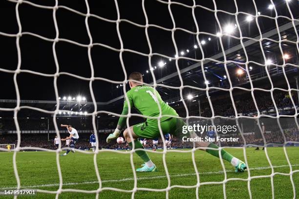 Jordan Pickford of Everton fails to save as Harry Kane of Tottenham Hotspur scores the team's first goal from a penalty during the Premier League...