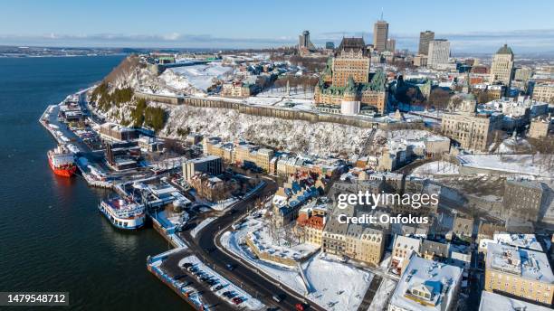 vue aérienne de la ville de québec et du fleuve saint-laurent en hiver au lever du soleil, québec, canada - ville de québec photos et images de collection