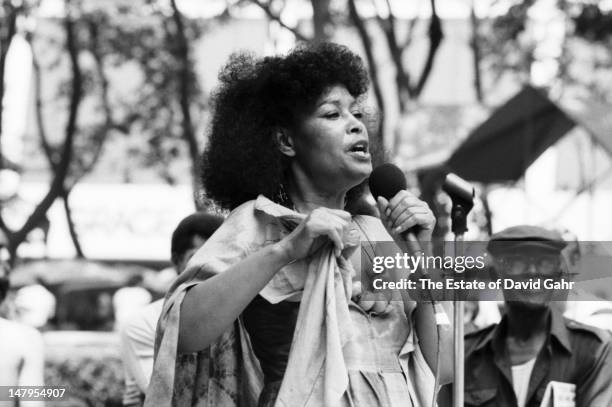 Jazz singer Abbey Lincoln performs on July 28, 1983 in Bryant Park, New York City, New York.