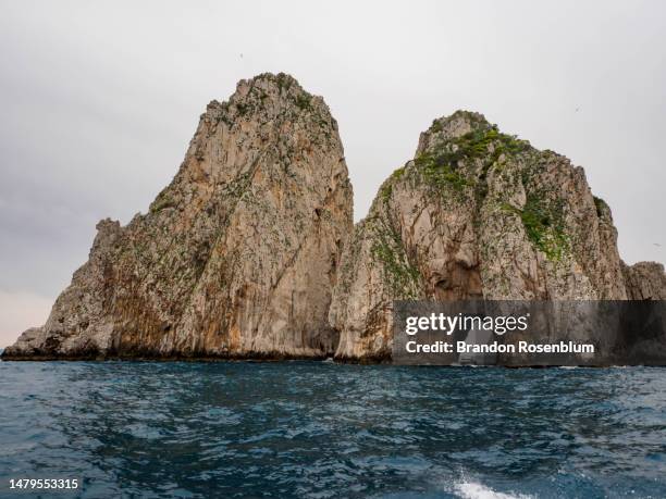 faraglioni on the island of capri in italy - faraglioni imagens e fotografias de stock