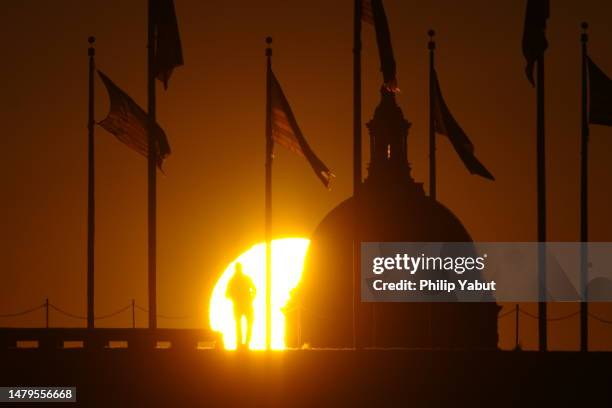 u.s. capitol sunrise silhouette (2) - the u s capitol in washington dc stock-fotos und bilder