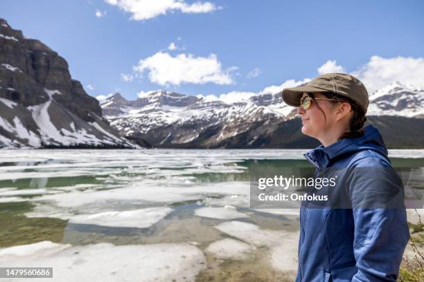 mujer joven mirando la vista del lago bow en el parque nacional banff, alberta, canadá - banff national park fotografías e imágenes de stock