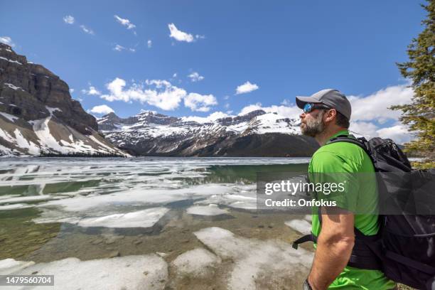 jovem olhando para a vista do lago bow no parque nacional de banff, alberta, canadá - rio bow - fotografias e filmes do acervo