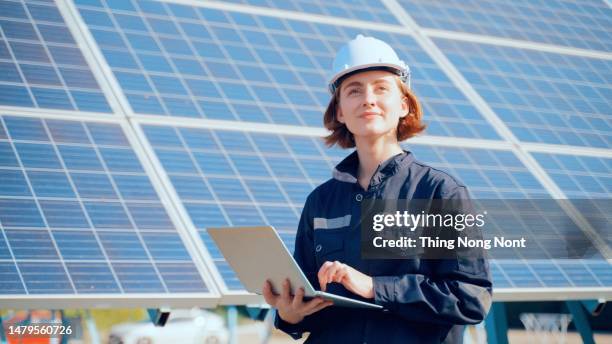 women engineer at energy solar panel. - panel de control fotografías e imágenes de stock
