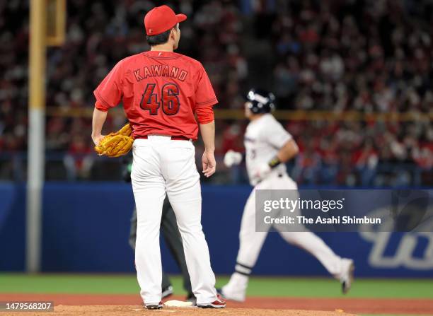 Kei Kawano of the Hiroshima Carp reacts after allowing Jose Osuna of the Yakult Swallows in the sixth inning against Yakult Swallows at Jingu Stadium...