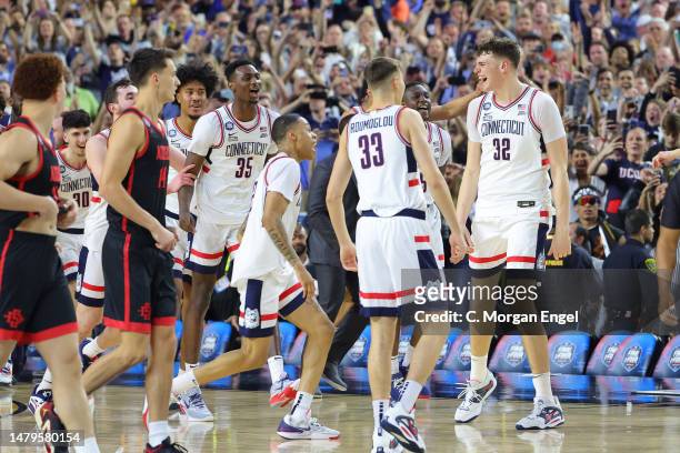 Donovan Clingan of the Connecticut Huskies celebrates with teammates after defeating the San Diego State Aztecs to win the NCAA Men's Basketball...