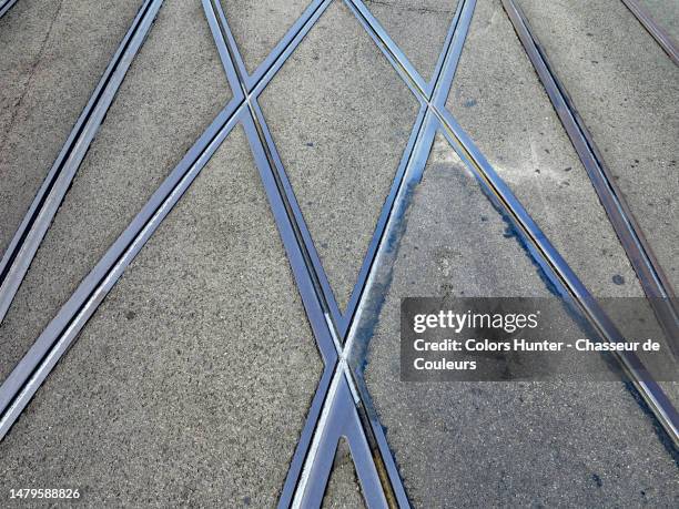close-up on rails of the tram network of the city of geneva in switzerland - voie ferrée photos et images de collection