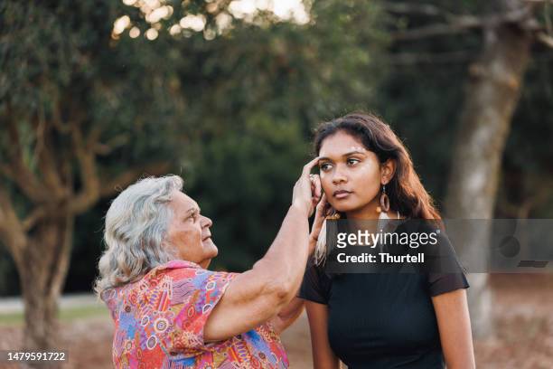 aboriginal australian grandmother and granddaughter - aboriginal stockfoto's en -beelden