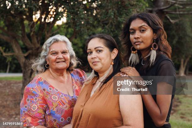 drei generationen australischer aborigine-frauen - indigenous australians stock-fotos und bilder