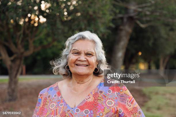 portrait of elderly aboriginal australian grandmother - tribe stockfoto's en -beelden