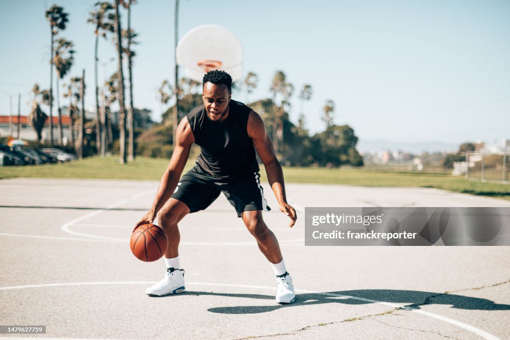 Basketballspieler dribbelt