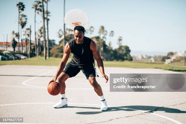 jugador de baloncesto regateando - dribbling sport fotografías e imágenes de stock