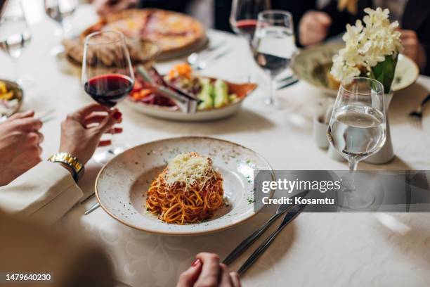 primer plano de plato de pasta italiana, espaguetis en restaurante - pasta italiana fotografías e imágenes de stock