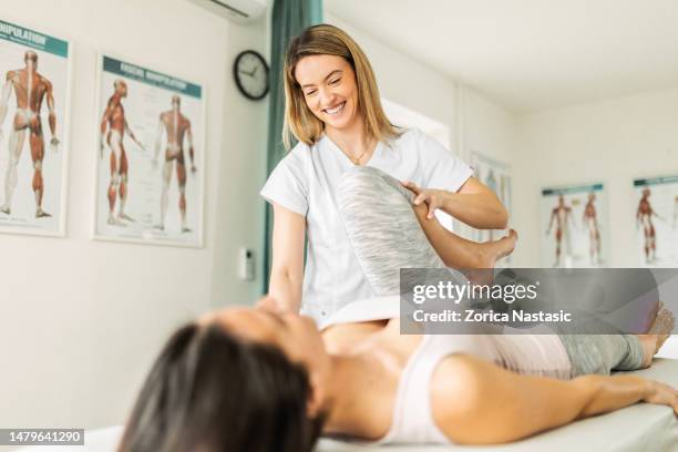 physiotherapeuten arbeiten mit patienten - physiotherapeut stock-fotos und bilder