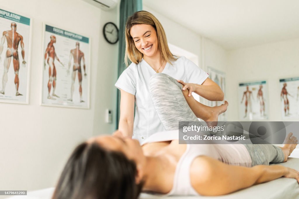 Fisioterapeuta con el paciente